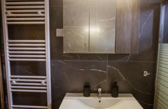 Riverside Escape ,modern residence with courtyard - Photo 9