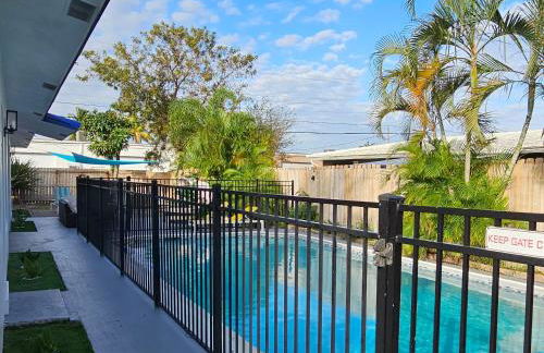 Prime Location Gateway with Pool & Patios, Near Beaches, Groceries and Restaurants - Photo 18