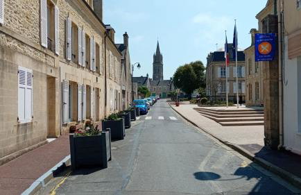 Embruns maison spacieuse rénovée 5 ch 3 sdb 2 WC belle terrasse aménagée barbecue à 250 m de la plage en plein centre d' Arromanches au coeur des plages du débarquement, proximité de Bayeux - Foto 57