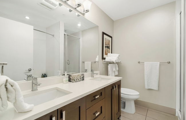 Harmony Haven 2BR Lakefront Suite - Photo 44