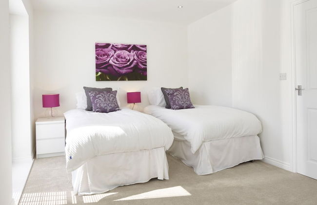 Campbell Park by ShortstayMK - Photo 11