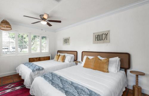 Centrally Located 4BD Oasis with Pool & Movie Patio - Foto 36