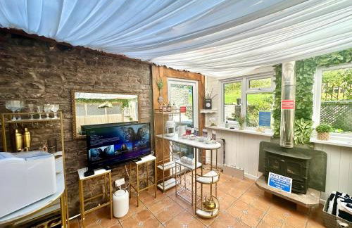 16th Century Farm House,6 Beds,5 BATHROOMS,SLEEPS 15,BBQ,HOT TUB,CINEMA ROOM WITH SURROUND SOUND,With Cymru Holidays - Foto 11