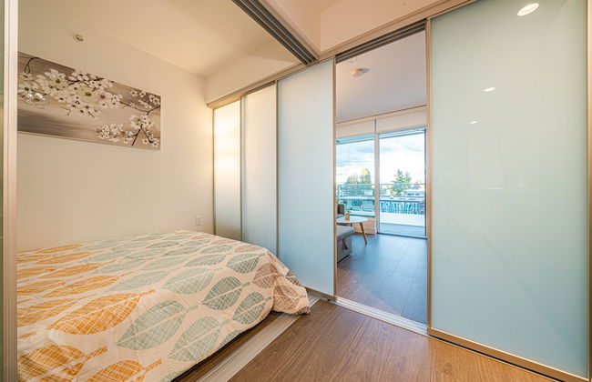 Charming Oasis Close to Airport & Downtown - Photo 3