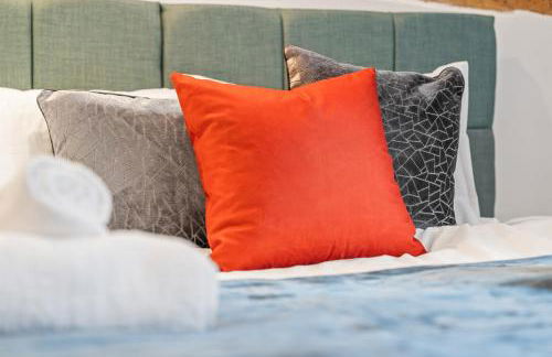 3BR Kingswood Cottage with Detached Unit - Photo 15