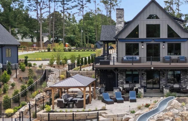 Gray Fox Lodge by Avantstay Waterslide Pool, Theater Sleeps 21 - Foto 1