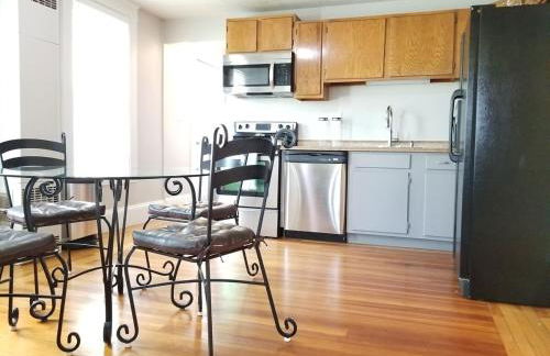 Bright Front Facing Unit - Private Front Farmers Porch - Foto 19