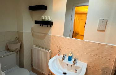 2 bedroom 2 bathroom ground floor apartment in central location - Foto 25