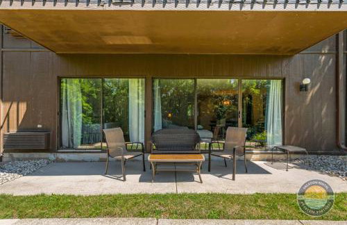 Modern Lake Geneva Condo with Year-Round Views - Foto 18