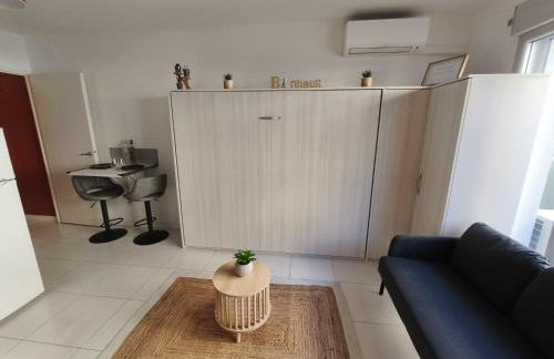 Studio calme et paisible, climatisé avec terrasse au dernier étage, 100m du tramway et 20 min de la promenade des anglais - Foto 8