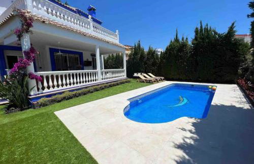 Chalet con piscina privada, parking y zona BBQ - Foto 8