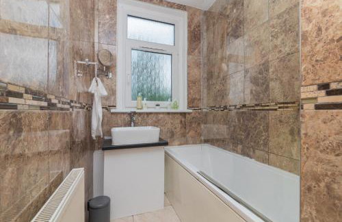 Modern And Vibrantly Designed Apartment - Foto 21