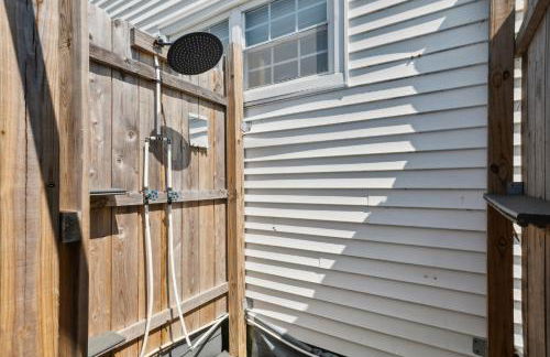 Cozy 2BR Condo - Beachside Bliss with Yard Space condo - Foto 20