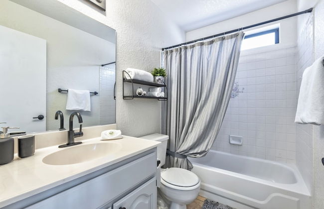 Luxurious Home with Red Rock Views - Foto 27