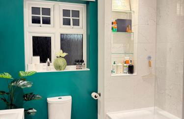 Deluxe 3 Bed new detached with a Super King bed - Photo 20