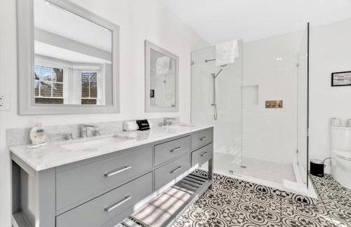 Waterfront Retreat with Private Dock and Fire Pit, Sleeps 8, Outdoor Dining, Spa-Style Primary, Gourmet Kitchen with Dual Dishwashers, Gas Fireplace, River Views, Bright Open Layout, Central AC, Perfect Coastal Escape for Families, 24 Hr Hospitality - Foto 57