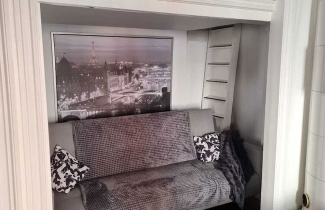 Apartment Sleeps 4 Near Shopping Street - Photo 2