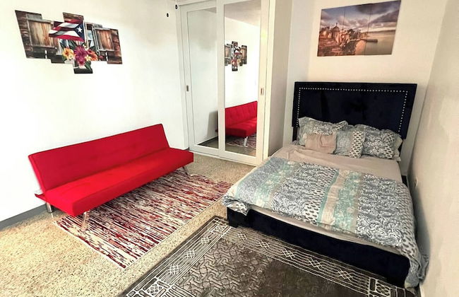 Stylish Remodeled 3BR w Yard Near Airport and Beaches - Photo 4