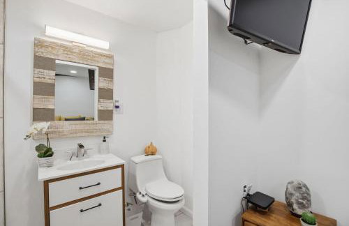 Stylish Hot Tub Retreat with Ping Pong home - Foto 57