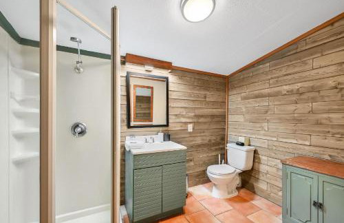 Unique Cabin With Hot Tub Close to Town - Foto 22