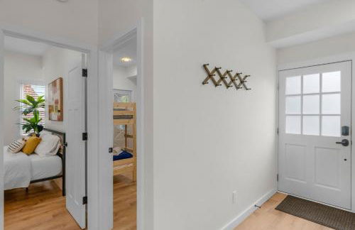 Stylish 4BR Haven: Serene Backyard and Fire Pit - Foto 52