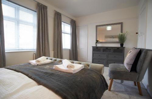 Doctors lane Stylish 3 Bedroom contractor Family House with Parking - Photo 34