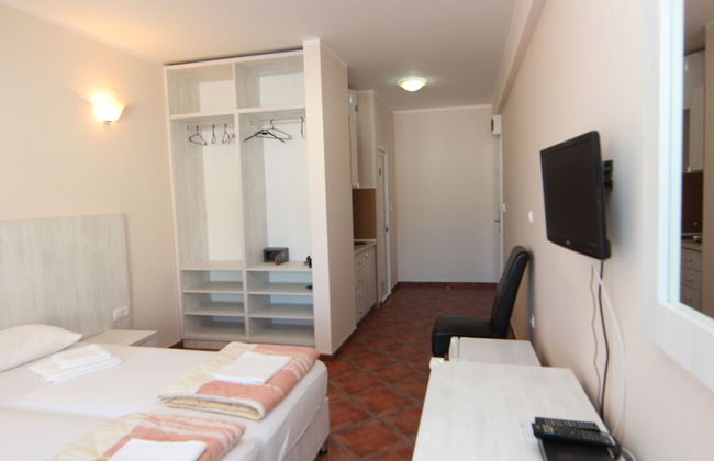 Mila & Aleksandr Apartments - Photo 11