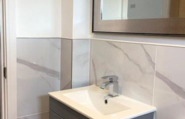 Luxurious 3 bedroom house now with FULL FIBRE INTERNET Shangri la in village of Alfrick with driveway parking for 3 cars in an area of outstanding natural beauty, superb walking,close to Worcester, Malvern showground, theatre, Malvern hills, dogs welcome - Photo 13