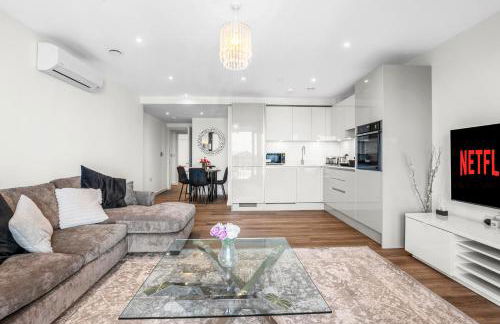 Two BDR Apt By Stay Aura Short Lets & Serviced Accommodation London With Free WiFi, Parking & 10 Min to Brentford Stadium - Foto 18