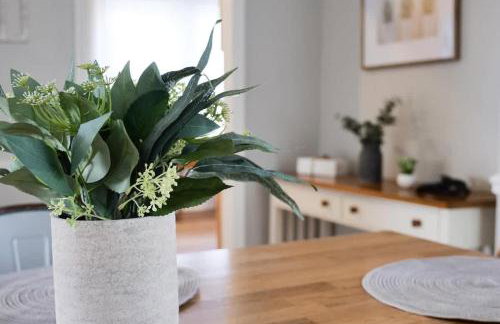 Large 4 Bedroom Home Close to Airport and IX Center - Foto 11