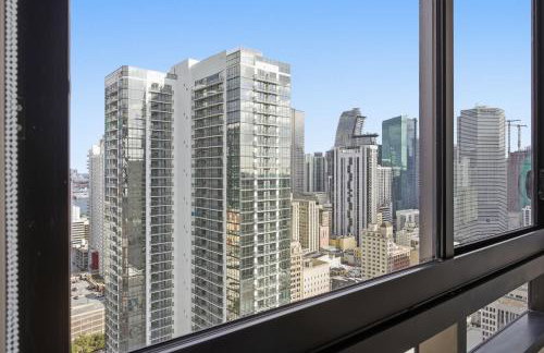 Upscale Downtown Condo Pool Gym & Skyline Views - Foto 39