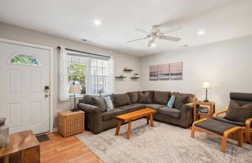Cozy 2BR Condo - Beachside Bliss with Yard Space condo - Foto 6