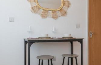 #30 Cozy & Stylish Studio Retreat - Near Odds Farm Park - Sleeps 2 - Perfect for business travelers and Couples - Free parking - Foto 20