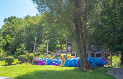 New River Views & Access - Hot Tub, Gazebo, Fire Pit, Next to Riverside Canoeing! - Foto 40