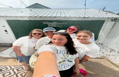 4BR Boutique Coastal Home, Walk to Beach and The Strand, Sleeps 10 - Foto 8