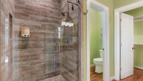 Walk to Everything! Hot tub, SHARC passes - Foto 4, Shower