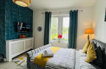 Entire Budget Friendly Apartment with Free Parking & Self Check-In - Photo 6