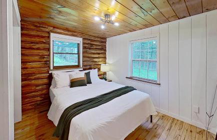 Cozy Berkshires Cabin with Lake, Beach, Hot Tub, Fireplace - The Wilde BNB - Foto 13