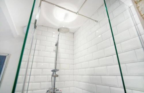 NEW! Luxurious Cottage in Durham by Stay With Us, Ideal for Large Groups & Families, Hot Tub, Sleeps 10! - Foto 54