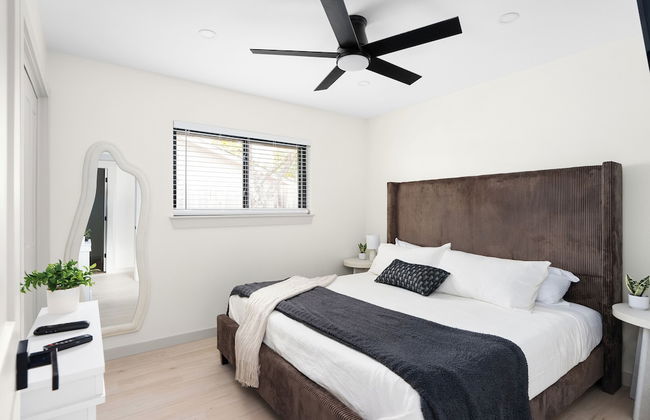 Luxury Zilker Home Pool Hot Tub Kitchen - Photo 4