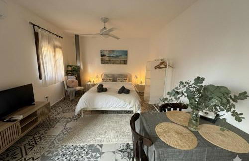 Precioso apartamento con a/a en Ruzafa con terracita privada y acceso a un jardín, para 2-3 personas - Photo 2