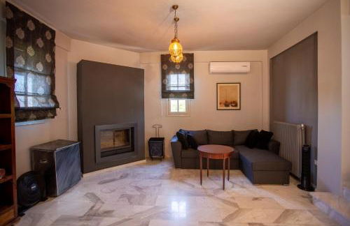 Τraditional fully detached villa on a luxurious hillock of Thessaloniki with its own garden also for family & wedding gatherings for 10 to 25 people only 15 minutes from airport - Foto 26