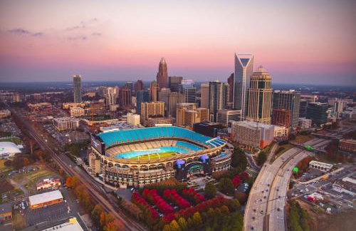 Lux Mins To Atrium Health and Downtown Airport - Foto 1