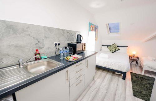 Relaxing Studio Escape - Hot Tub - Photo 7