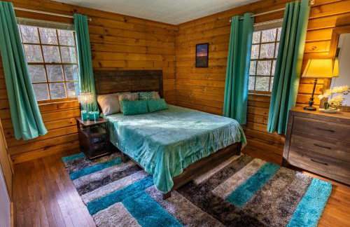 Ascension Cabin - hot tub, fire pit, babbling brook - Foto 31