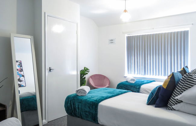 Tudors eSuites 4 Bedroom House with Garden & 9 Beds - Foto 4