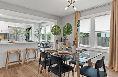 Urban Flamingo Retreat Modern Meets Tropical in this Beautiful, Updated Pet Friendly 3BD Pool Home with Outdoor Living Space - Foto 4