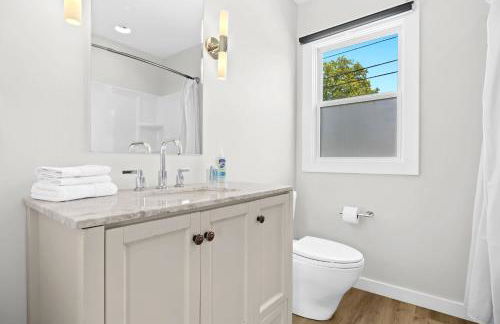 3BR 2BA Derby Home Walk to Churchill Free Parking - Foto 45