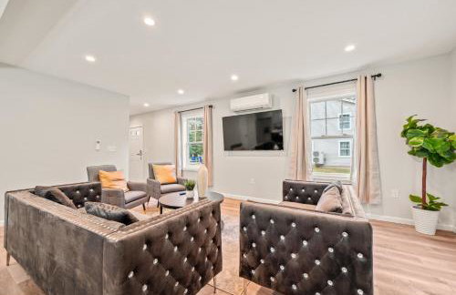 Huge 10BR Family Stay, Sleeps 20 in Bloomfield, CT - Photo 12