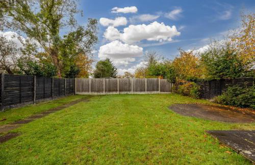 Meadow House with Driveway Parking, Spacious Garden, Fast Wifi and Smart TVs by Yoko Property - Foto 29